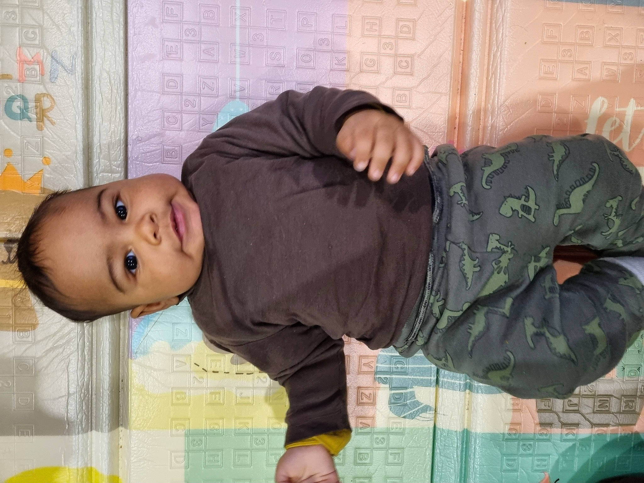 Owen a rejoint le concours — aidez-le/la à gagner de superbes lots ! adaptation, baby, baby_products, baby_toddler_clothing, camouflage, child, comfort, happy, military_camouflage, mouth, pattern, person, room, sitting, sleeve, smile, toddler