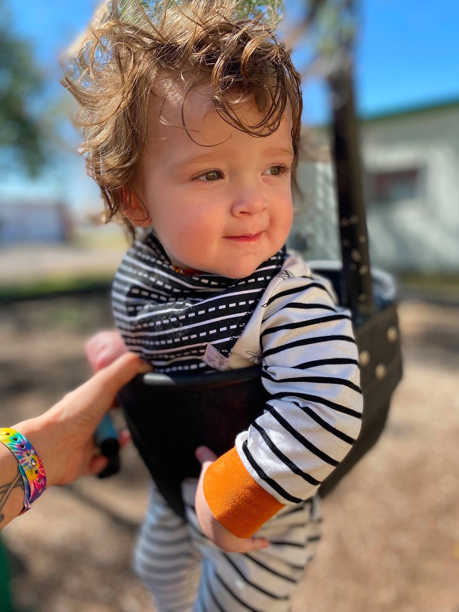 Jasper is registered to the contest to win money with this photo: baby, child, electric_blue, eye, face, flash_photography, fun, grass, hand, happy, leisure, pattern, people_in_nature, person, recreation, scarf, sitting, soil, swing, toddler