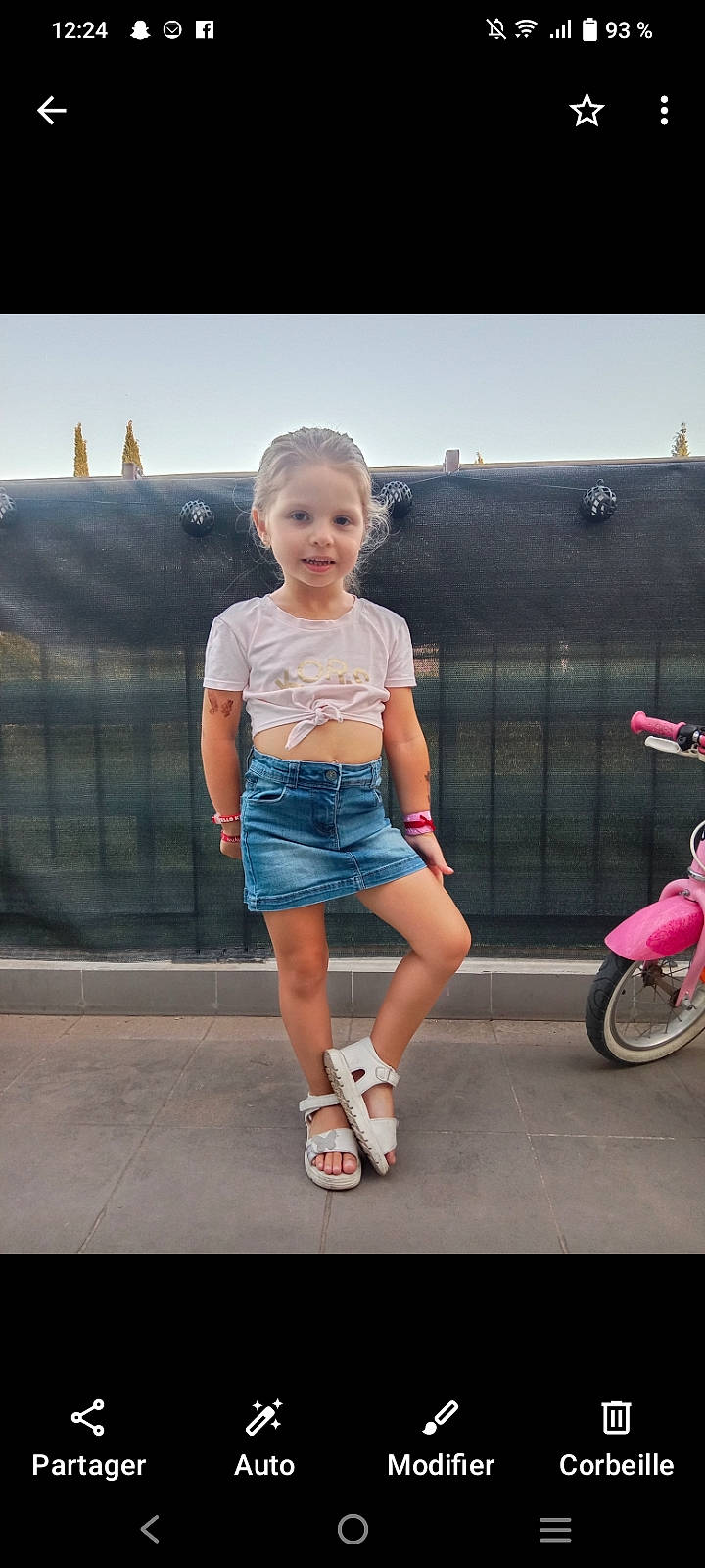 Tonina participe au concours pour gagner de l'argent avec cette photo : child, denim, electric_blue, fun, happy, human_leg, leisure, magenta, person, pink, recreation, sandal, shorts, sky, t_shirt, thigh, tire, toddler, travel, vehicle_door
