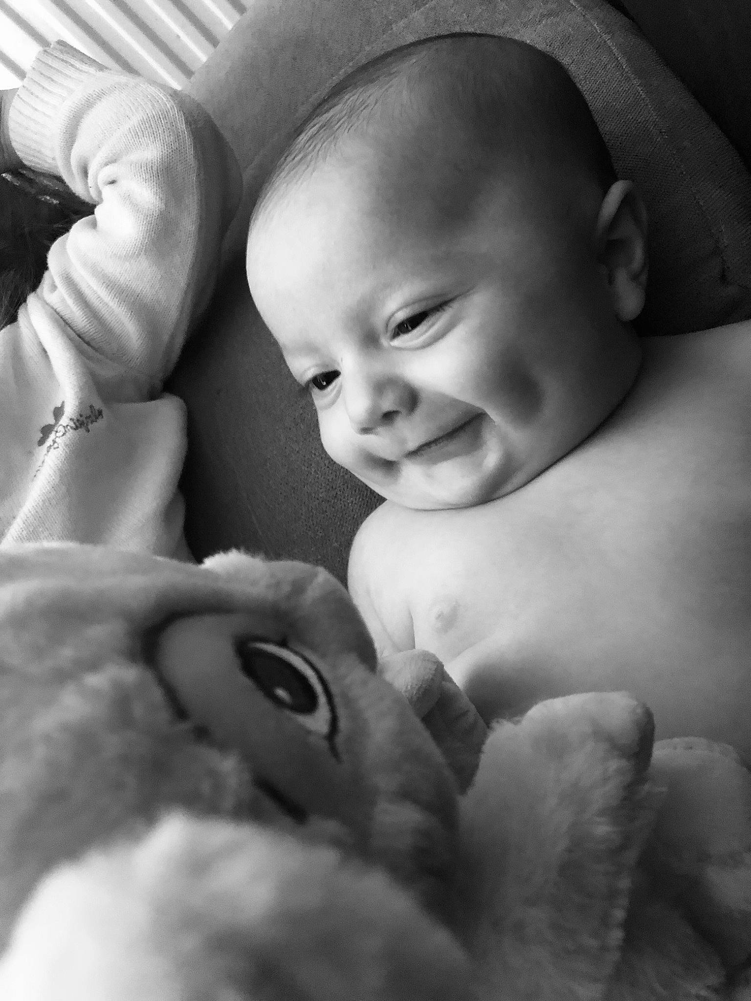 Kameron a rejoint le concours — aidez-le/la à gagner de superbes lots ! arm, baby, black, cheek, comfort, ear, eye, eyebrow, facial_expression, flash_photography, hand, happy, human_body, lip, mouth, muscle, nose, organ, person, skin