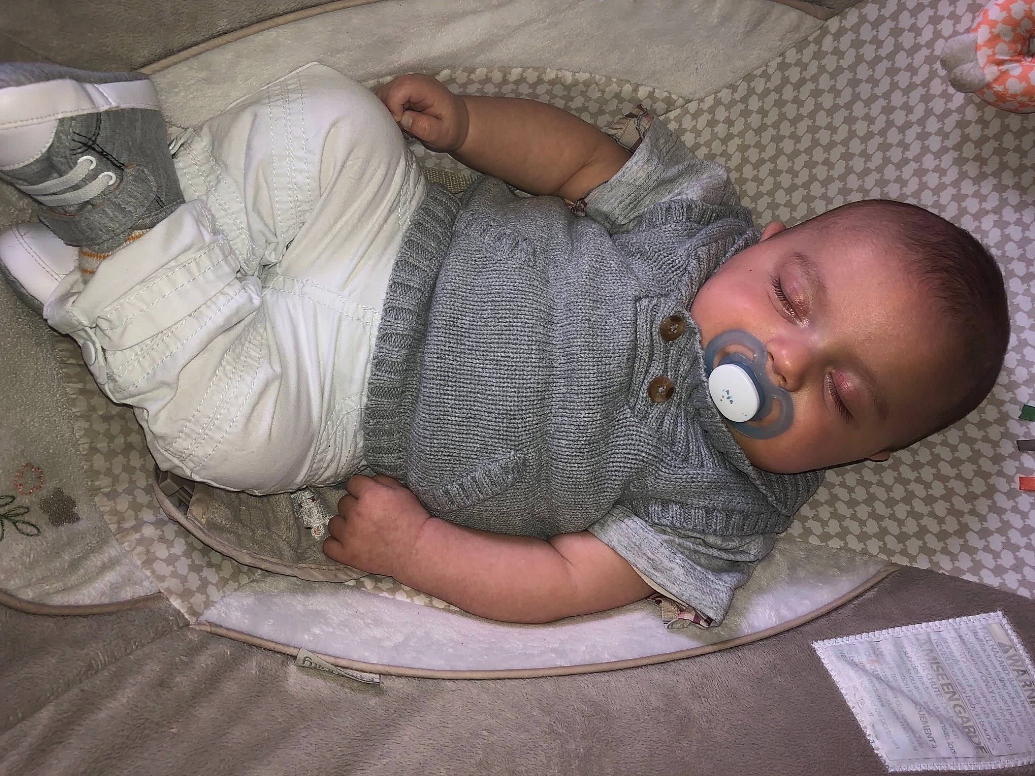 Kameron a rejoint le concours — aidez-le/la à gagner de superbes lots ! baby, baby_products, baby_sleeping, baby_toddler_clothing, bedtime, child, comfort, elbow, human_leg, linens, mouth, nap, pattern, person, room, sitting, skin, sleep, toddler, wood