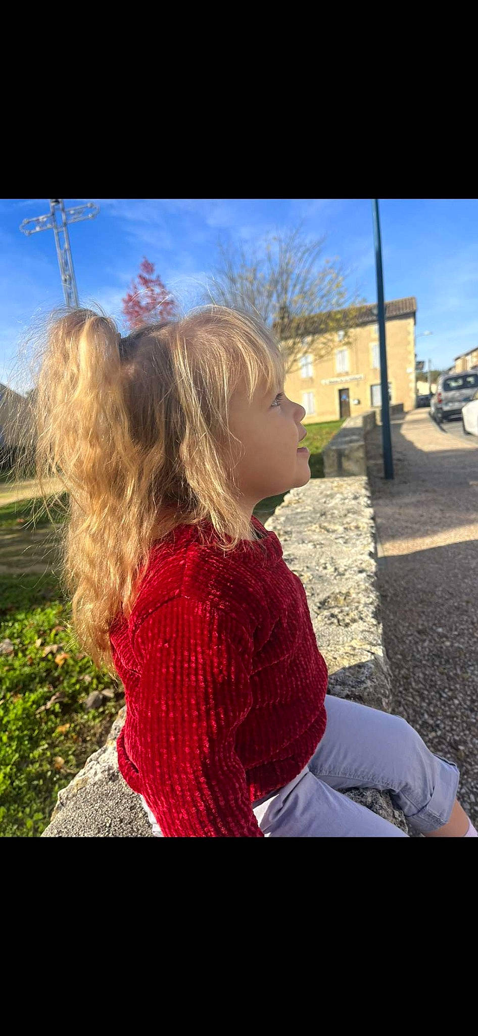 Malia a rejoint le concours — aidez-le/la à gagner de superbes lots ! blond, brown_hair, child, facial_expression, fun, grass, hair, hairstyle, happy, leisure, long_hair, people_in_nature, person, plant, sitting, sky, sleeve, sunlight, tints_and_shades, toddler