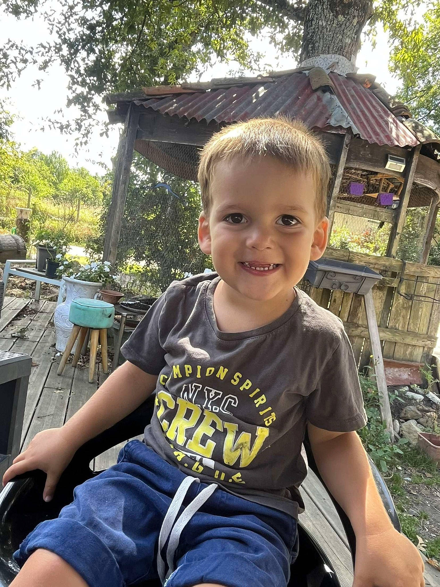 Ethan participe au concours pour gagner de l'argent avec cette photo : chair, child, event, fun, garden, grass, happy, joy, leisure, people, person, plant, recreation, shorts, sitting, smile, t_shirt, toddler, tourism, travel