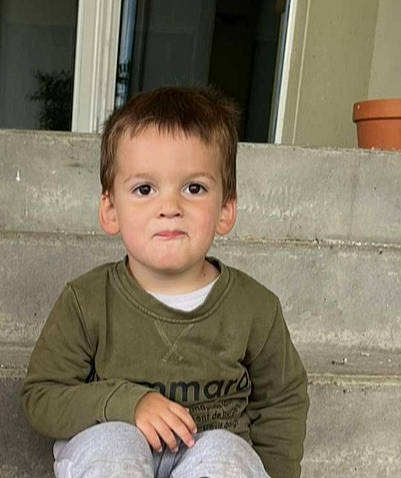 Ethan participe au concours pour gagner de l'argent avec cette photo : baby, baby_toddler_clothing, cheek, child, clothing, comfort, face, hair, nose, person, sitting, sleeve, t_shirt, toddler, window, wood