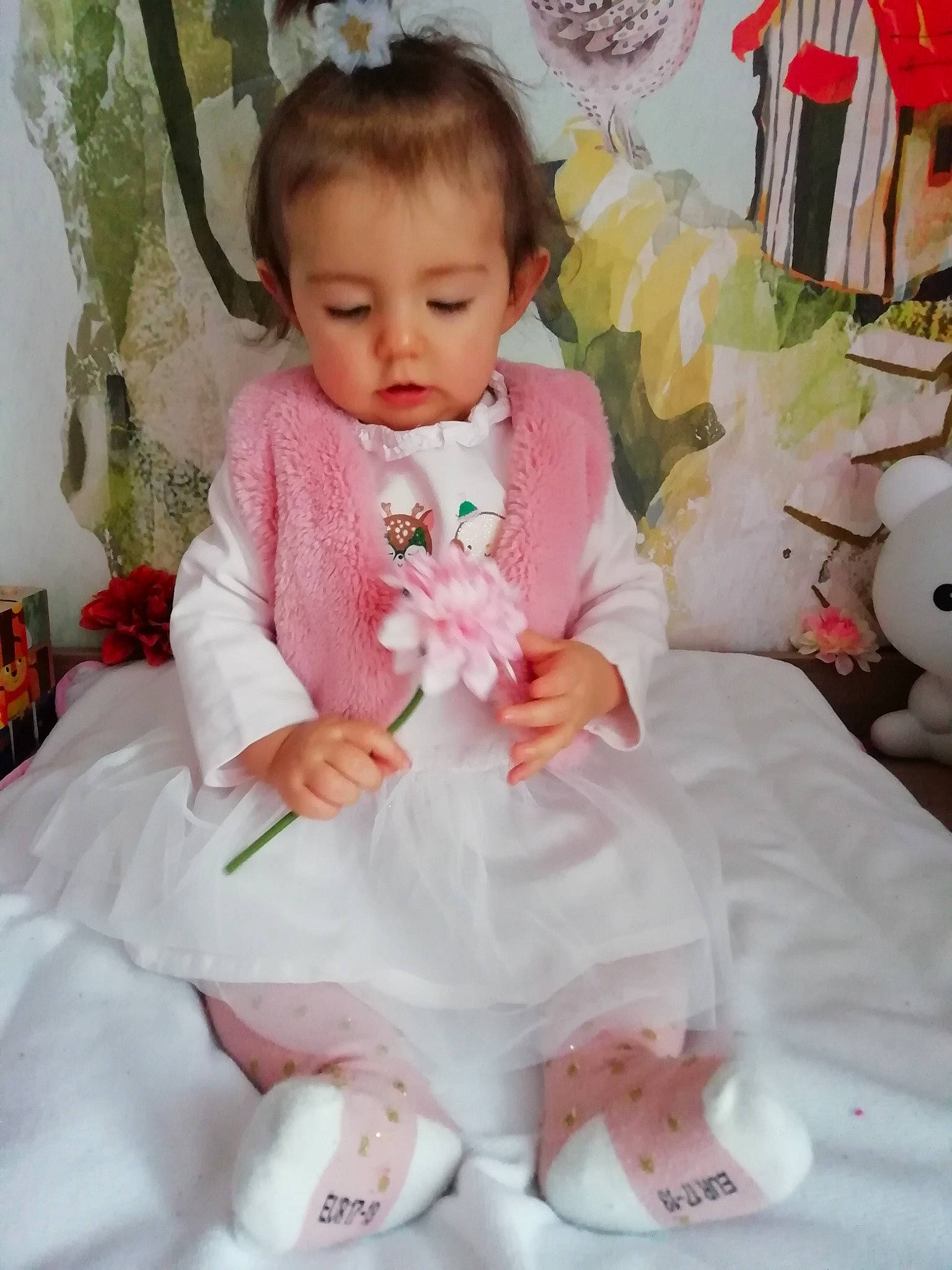Nina a rejoint le concours — aidez-le/la à gagner de superbes lots ! baby, baby_toddler_clothing, child, dress, embellishment, eye, happy, headpiece, iris, jewellery, linens, necklace, pattern, peach, person, pink, sitting, skin, sleeve, toddler