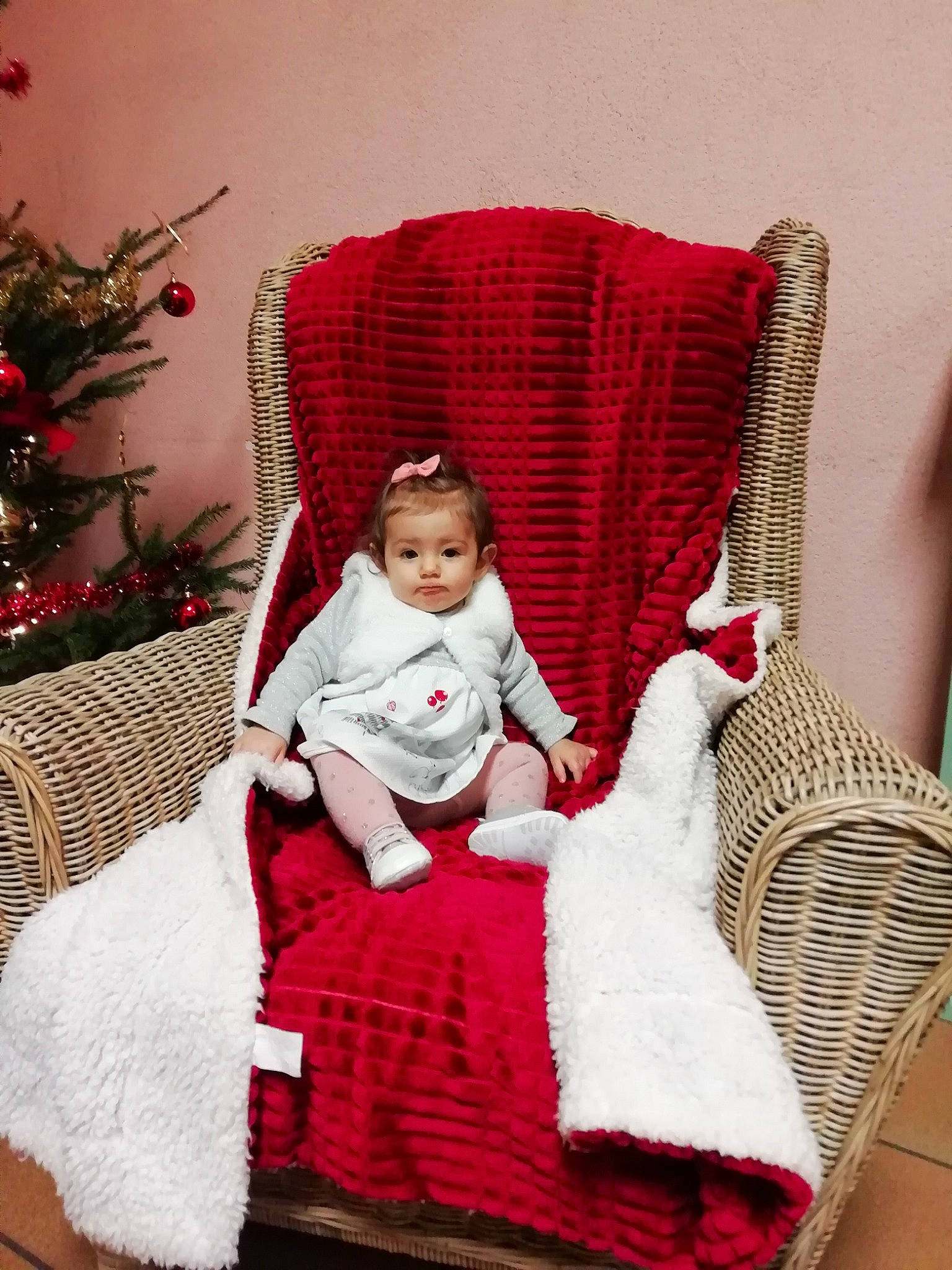 Nina a rejoint le concours — aidez-le/la à gagner de superbes lots ! baby, baby_toddler_clothing, carmine, chair, christmas_decoration, christmas_tree, comfort, event, furniture, holiday, lap, magenta, outdoor_furniture, pattern, person, plant, red, room, sitting, toddler