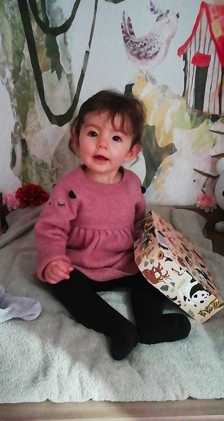 Nina participe au concours pour gagner de l'argent avec cette photo : arm, baby, baby_toddler_clothing, cheek, child, fun, hairstyle, happy, leisure, magenta, pattern, person, pink, room, sitting, sleeve, smile, t_shirt, textile, toddler