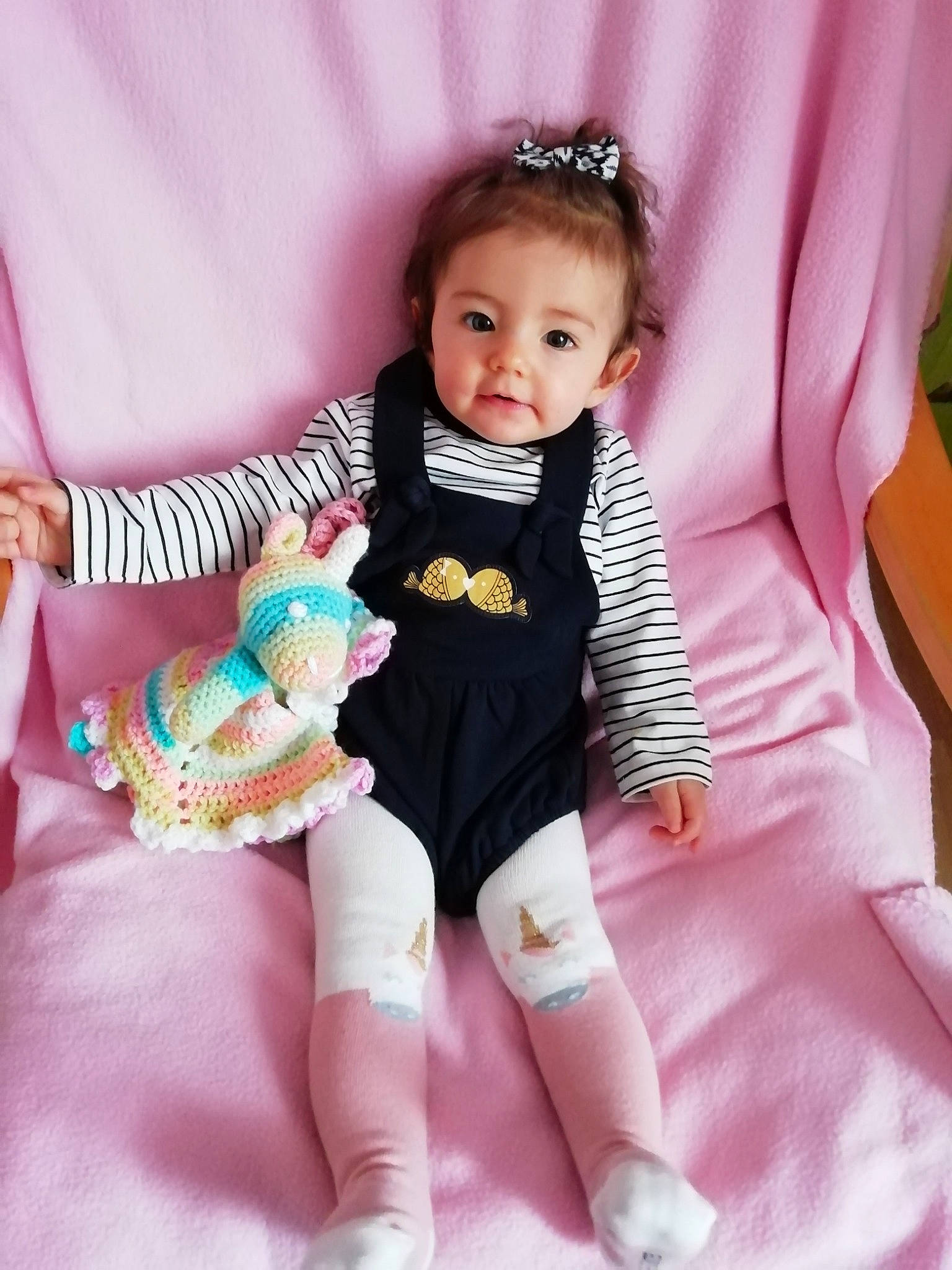 Nina a rejoint le concours — aidez-le/la à gagner de superbes lots ! baby, baby_toddler_clothing, comfort, eye, face, happy, head, magenta, neck, person, pink, product, purple, skin, sleeve, sock, textile, thigh, thumb, toddler