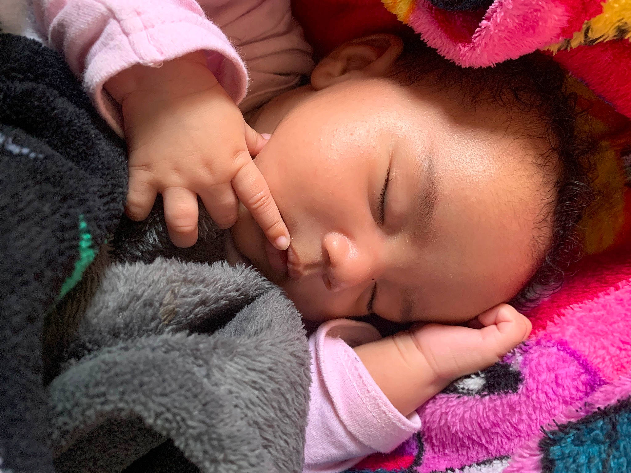 Inaya participe au concours pour gagner de l'argent avec cette photo : baby_toddler_clothing, cheek, chin, comfort, eye, eyelash, facial_expression, finger, gesture, hair, hand, head, human_body, iris, lip, mouth, nose, person, pink, skin