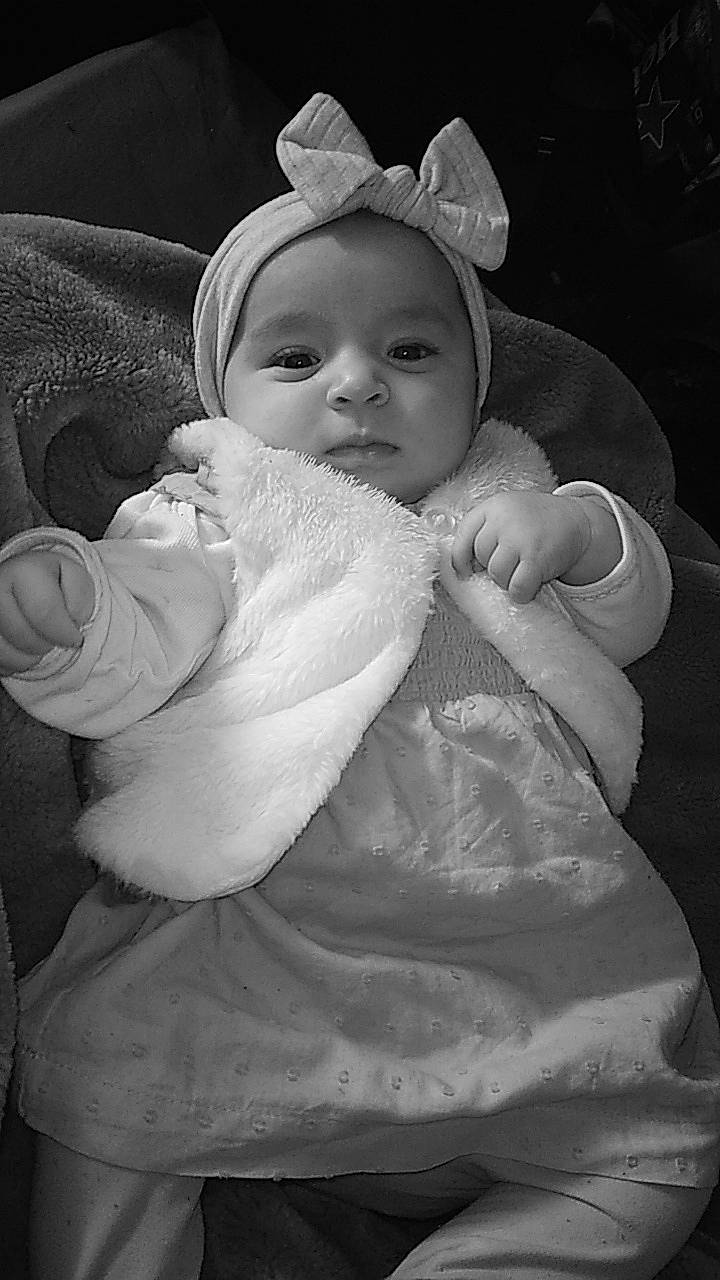 Maïssa participe au concours pour gagner de l'argent avec cette photo : baby, baby_toddler_clothing, black, cheek, child, comfort, eye, flash_photography, hand, happy, hat, headgear, human_body, iris, lip, monochrome, monochrome_photography, person, skin, toddler