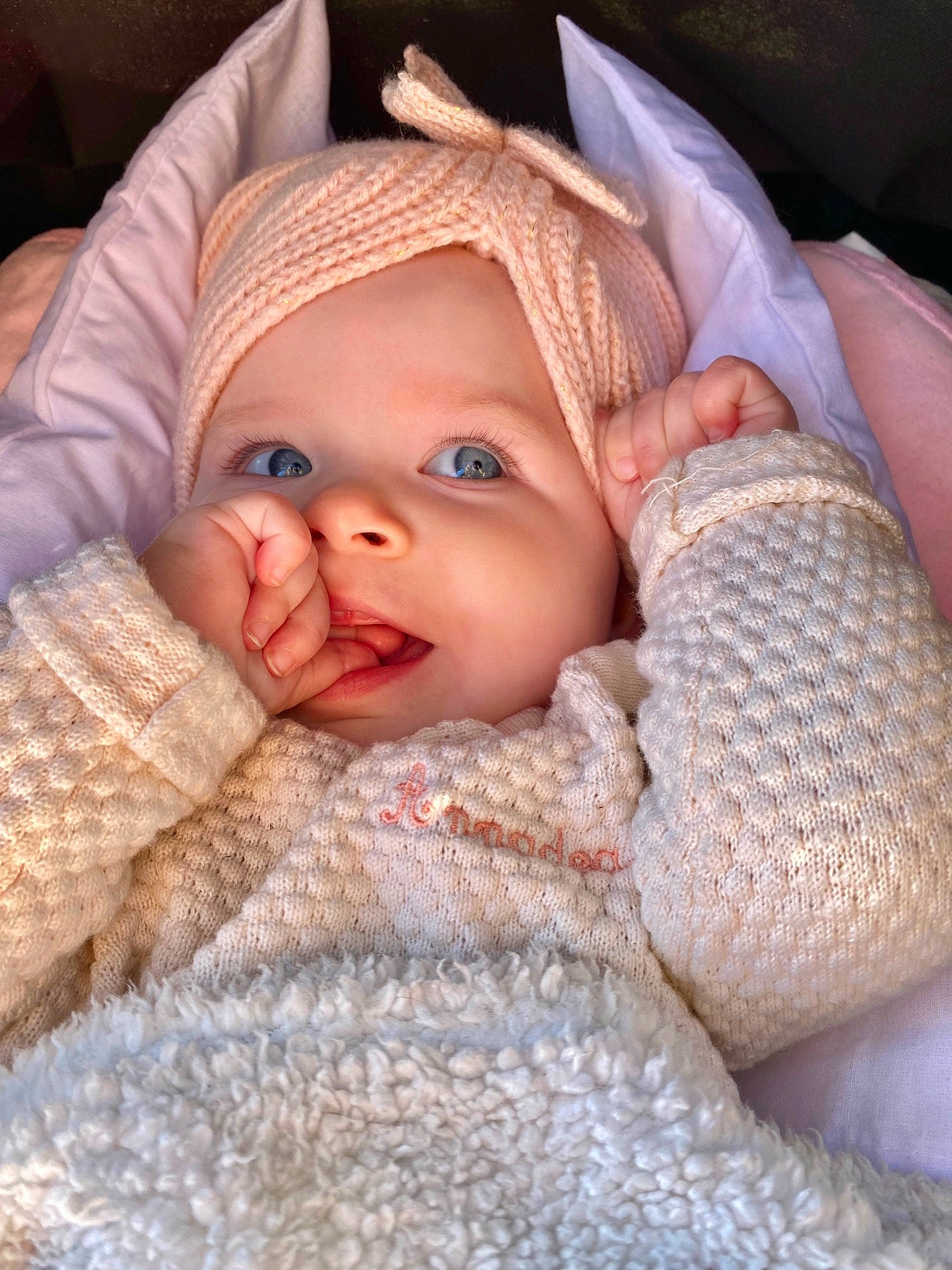 Annadea a rejoint le concours — aidez-le/la à gagner de superbes lots ! baby, baby_toddler_clothing, cap, cheek, comfort, eye, face, finger, hand, headgear, headwear, human_body, iris, knit_cap, lip, nose, person, skin, sleeve, toddler