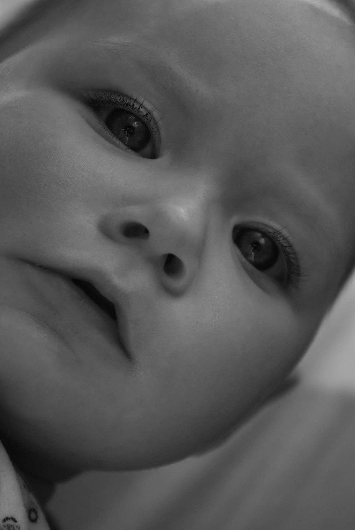 Annadea participe au concours pour gagner de l'argent avec cette photo : baby, black_and_white, cheek, close_up, ear, eye, eyelash, flash_photography, gesture, hair, happy, human_body, jaw, lip, monochrome, monochrome_photography, no_expression, nose, person, style