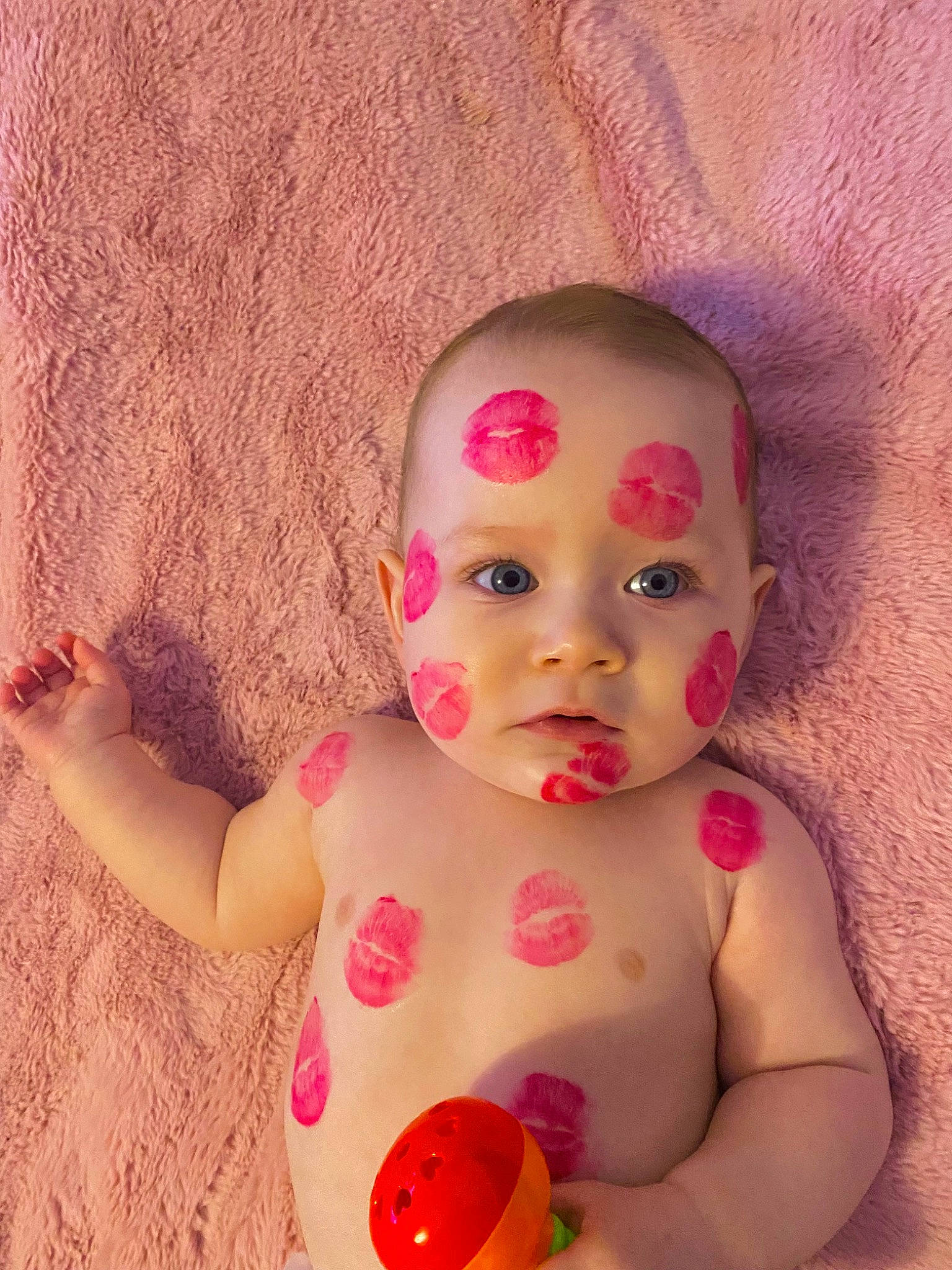Annadea a rejoint le concours — aidez-le/la à gagner de superbes lots ! arm, baby, baby_products, baby_toddler_clothing, cheek, chest, fun, gesture, happy, head, human_body, lip, magenta, mouth, nail, nose, person, pink, textile, toddler