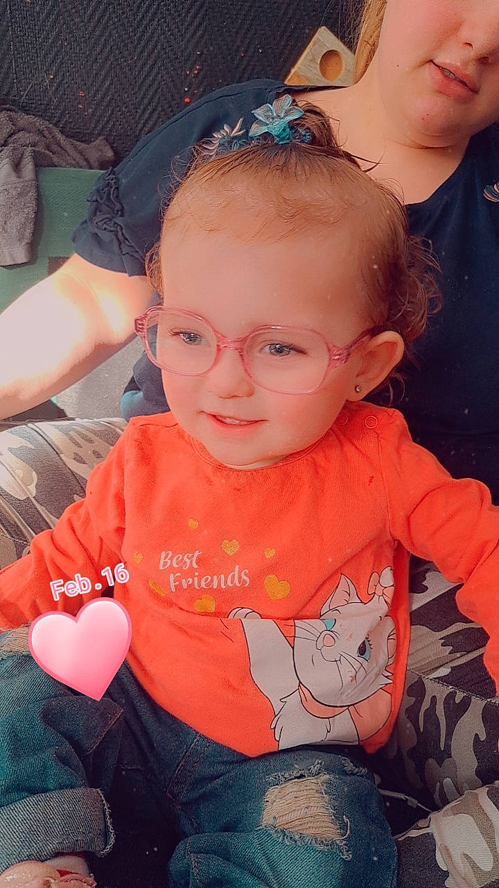 Nelia a rejoint le concours — aidez-le/la à gagner de superbes lots ! arm, baby_toddler_clothing, blue, cheek, cool, finger, glasses, hairstyle, happy, head, human, mouth, orange, organ, person, pink, red, skin, sleeve, toddler