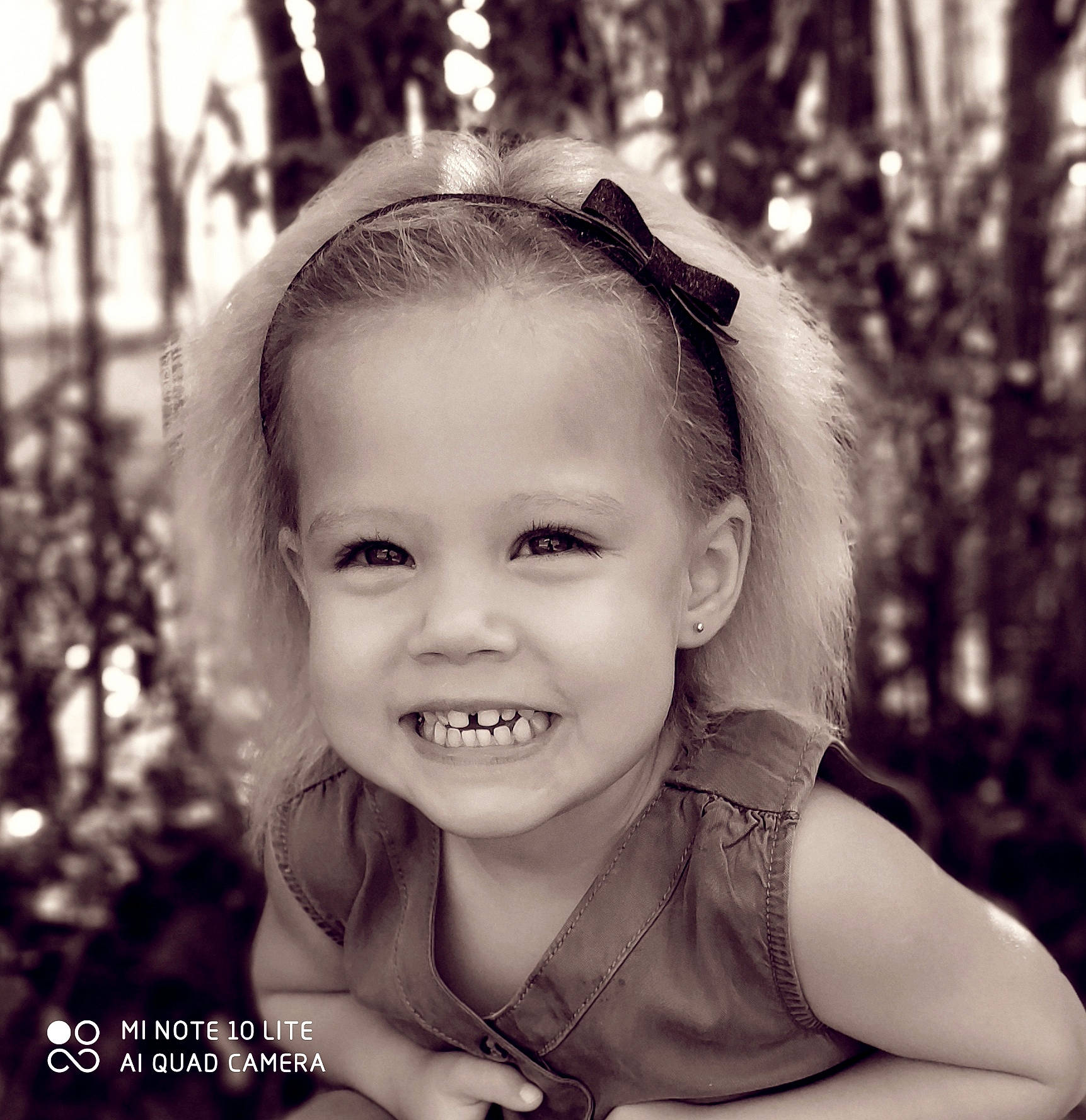 Calie a rejoint le concours — aidez-le/la à gagner de superbes lots ! baby_toddler_clothing, beauty, child, child_model, ear, eyelash, fashion_accessory, goggles, hair_accessory, hairstyle, happy, jewellery, joy, lip, mouth, nose, person, portrait_photography, style, sunglasses