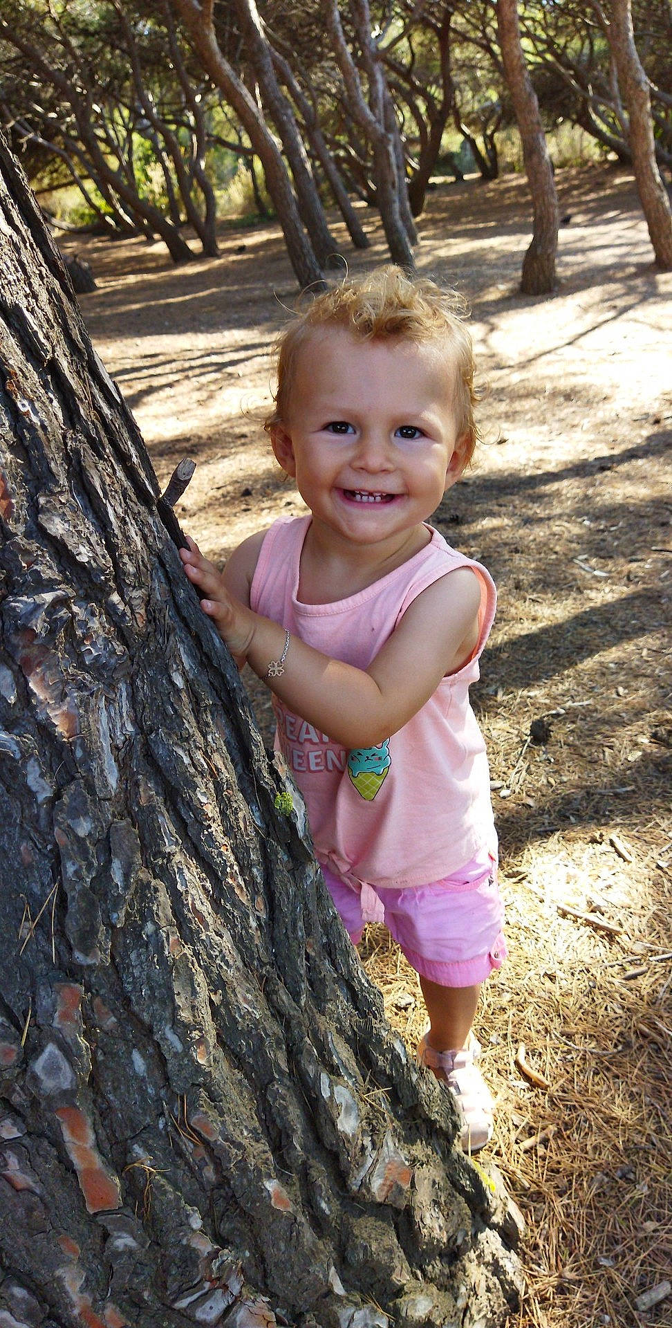 Thya a rejoint le concours — aidez-le/la à gagner de superbes lots ! adaptation, botany, child, face, forest, fun, grass, happy, joy, leaf, leisure, people_in_nature, person, photograph, pink, smile, toddler, tree, trunk, wood