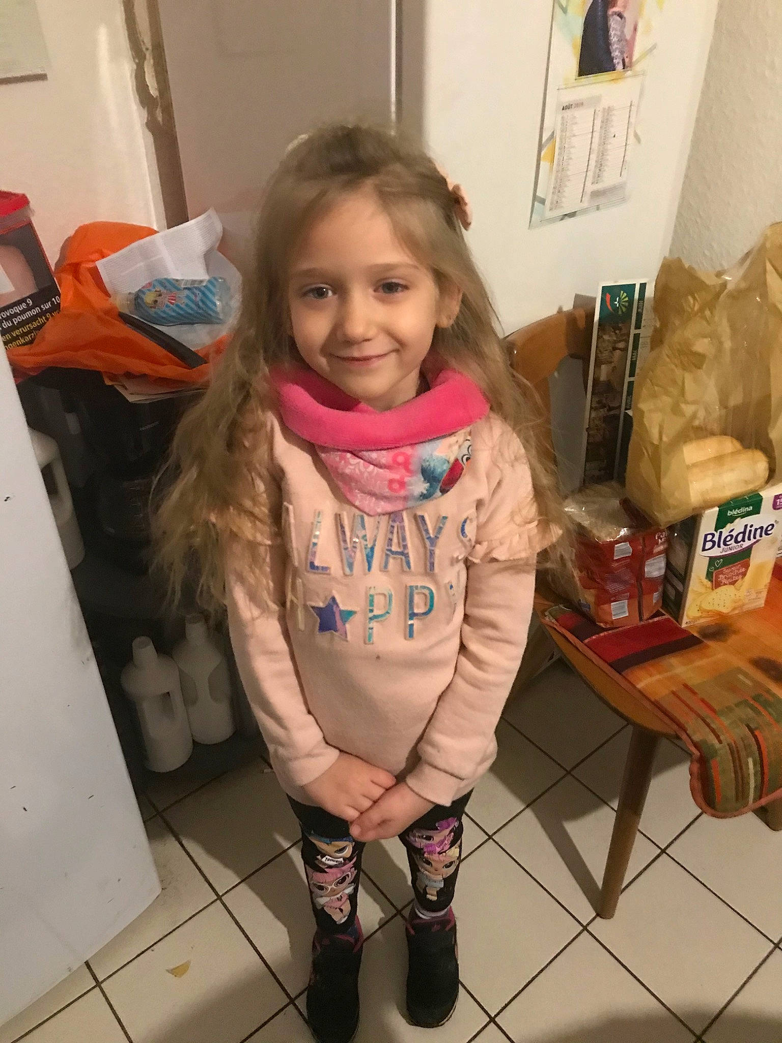 Cassidy a rejoint le concours — aidez-le/la à gagner de superbes lots ! child, joy, leg, leggings, long_hair, person, shoe, tights, toddler