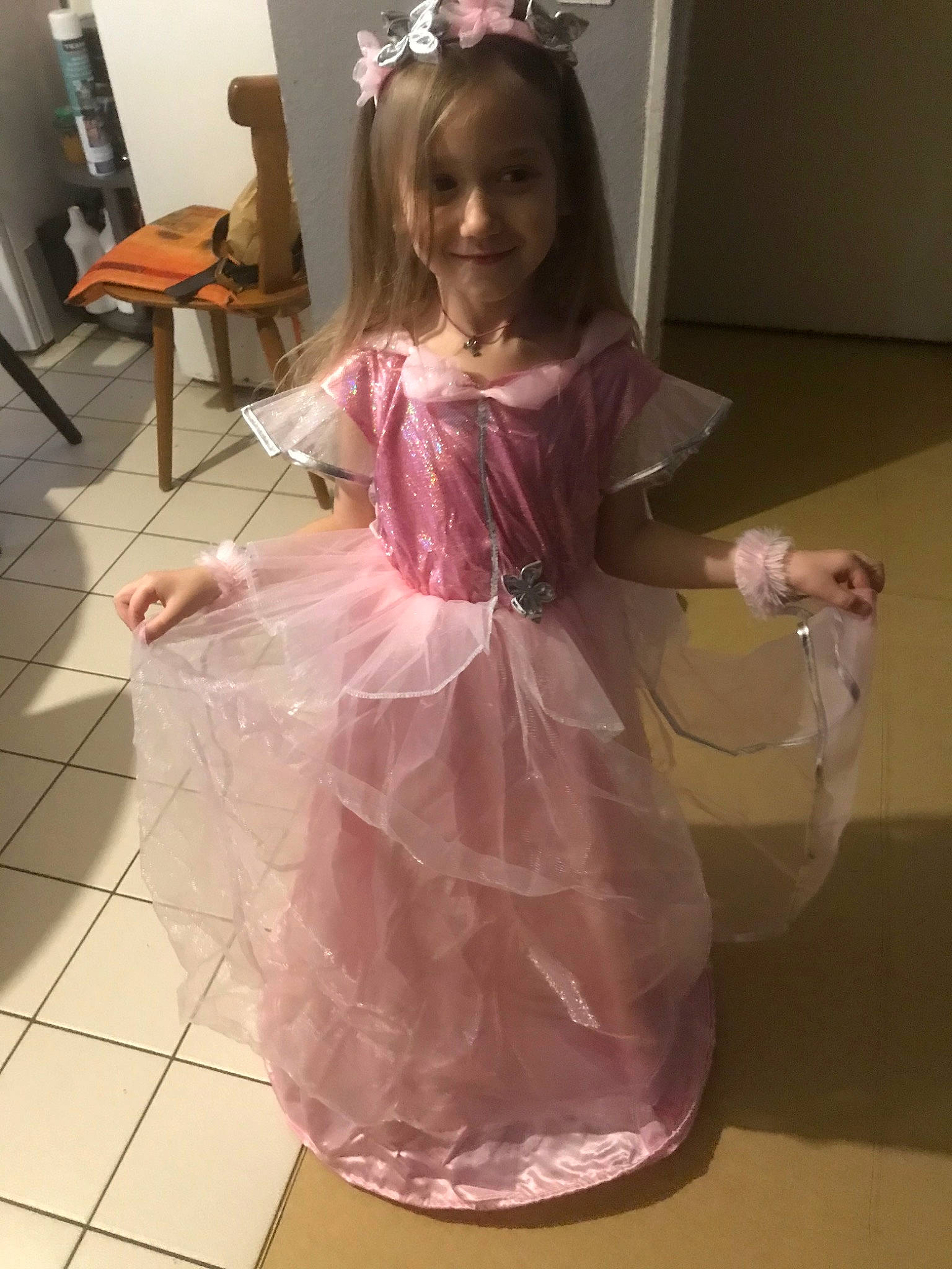 Cassidy a rejoint le concours — aidez-le/la à gagner de superbes lots ! child, clothing, costume, dress, person, pink, toddler