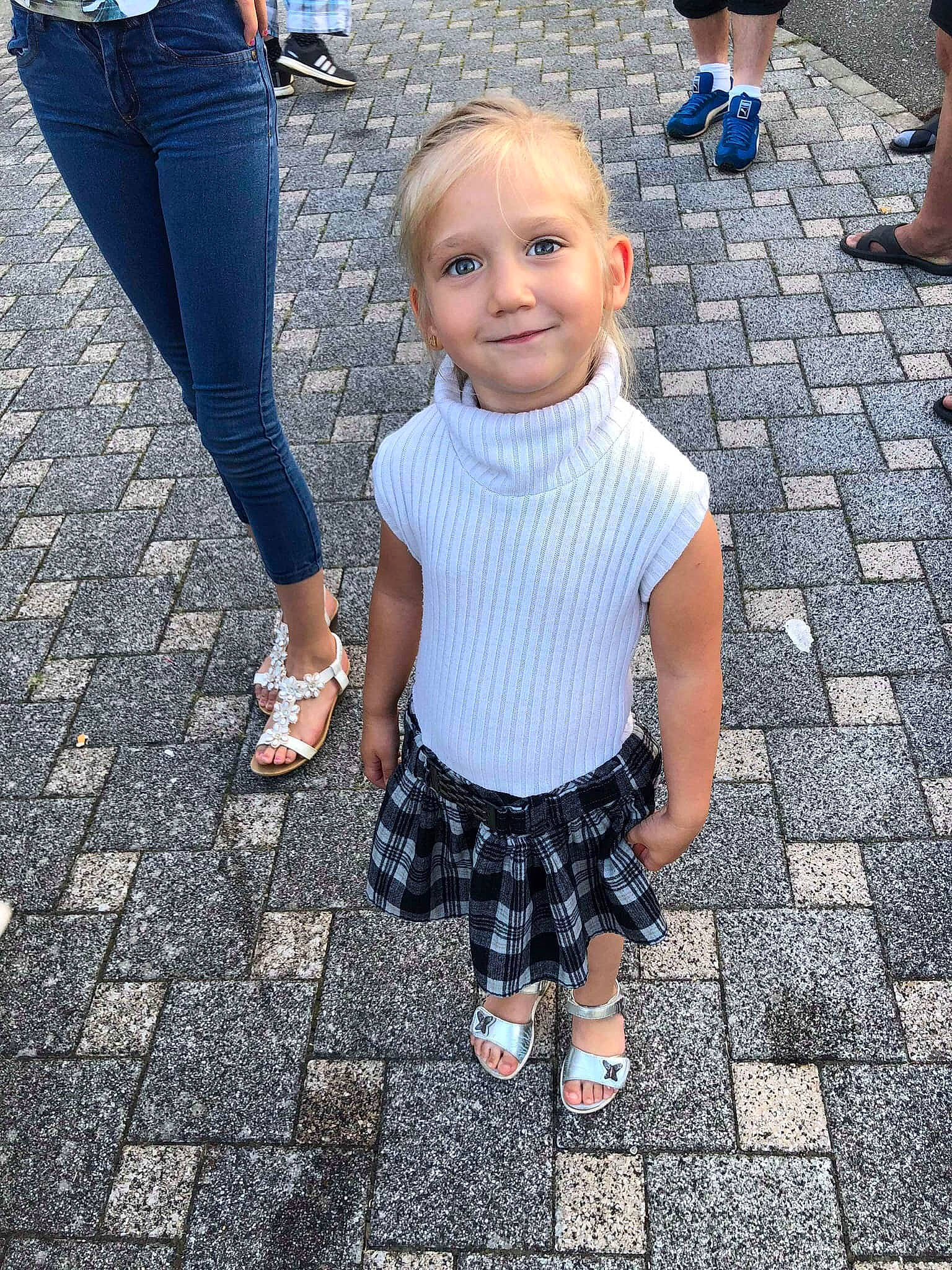 Cassidy participe au concours pour gagner de l'argent avec cette photo : ankle, child, denim, flooring, footwear, human_leg, jeans, joy, leg, pattern, people, person, shoe, snapshot, standing, t_shirt, toddler, trousers, vacation