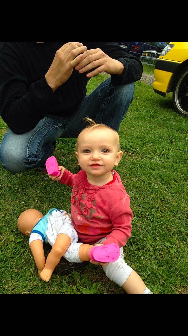 Celeyna participe au concours pour gagner de l'argent avec cette photo : baby, child, finger, fun, grass, hand, joy, lawn, leisure, person, plant, play, sitting, toddler