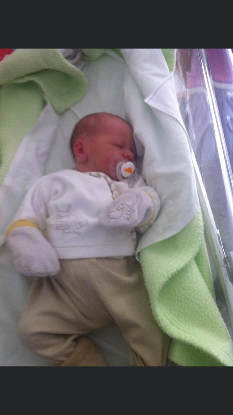 Curtis participe au concours pour gagner de l'argent avec cette photo : baby, baby_products, baby_sleeping, bedtime, child, nap, person, product, sleep, toddler