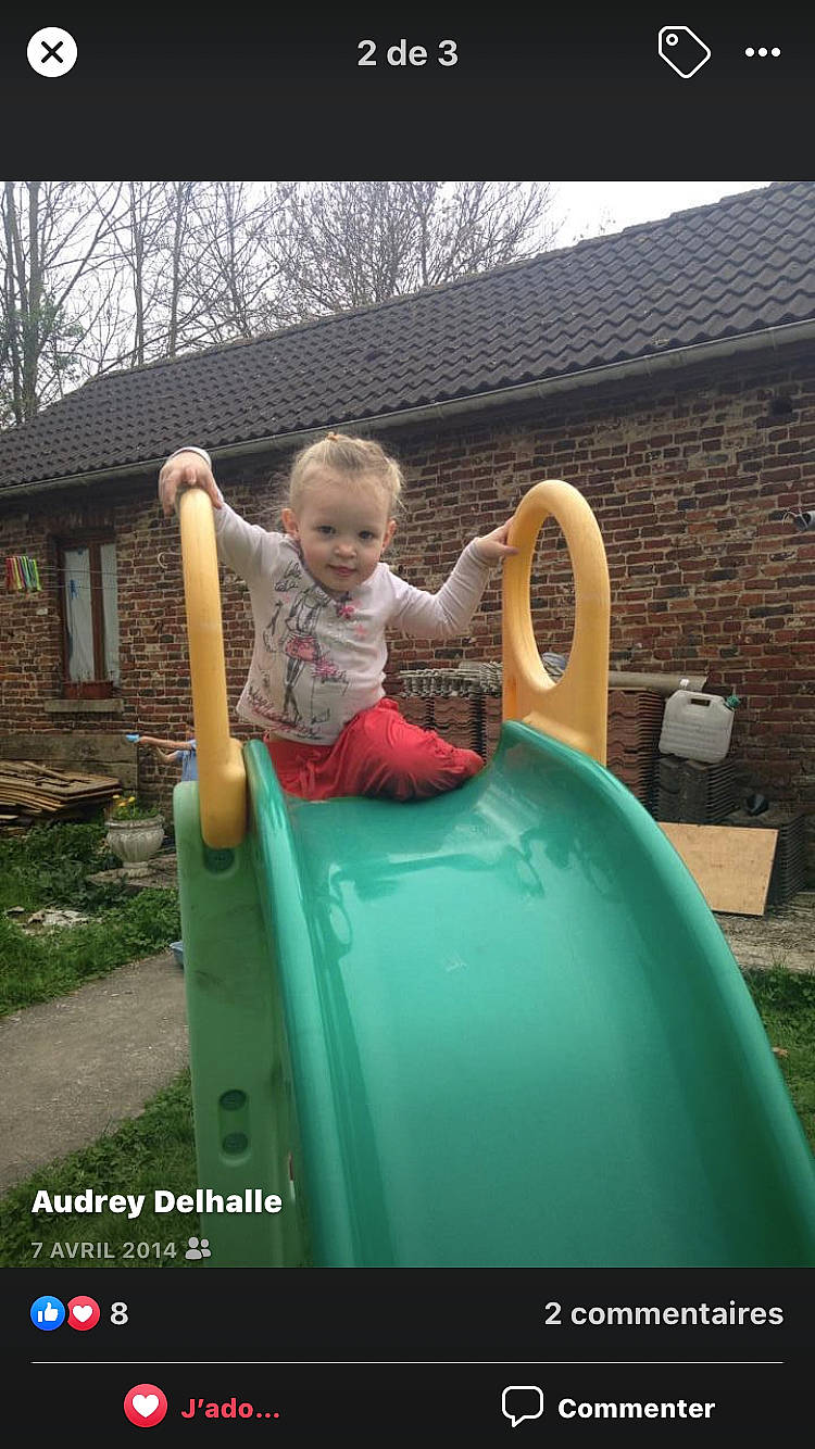 Celya participe au concours pour gagner de l'argent avec cette photo : backyard, child, chute, city, fun, human_settlement, leisure, outdoor_play_equipment, person, play, playground, playground_slide, public_space, recreation, toddler