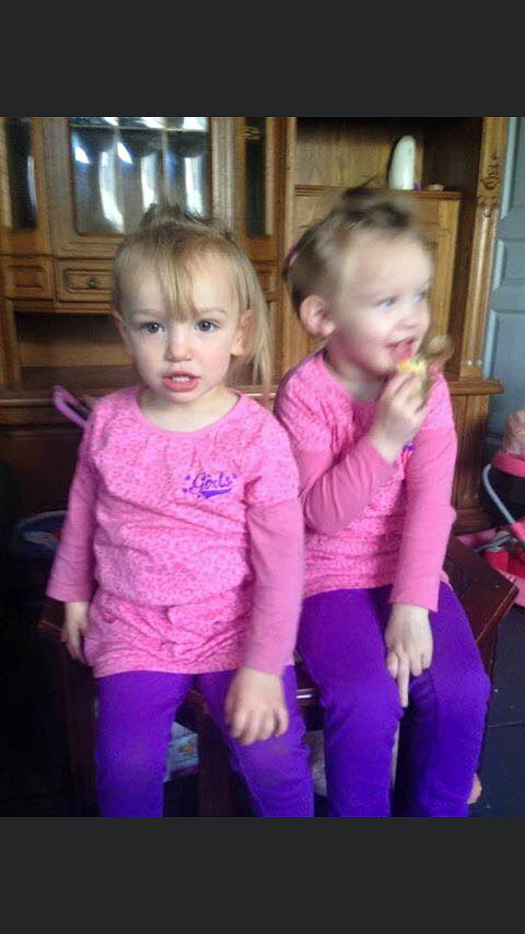 Celya participe au concours pour gagner de l'argent avec cette photo : blond, cheek, child, ear, face, fun, iris, magenta, outerwear, people, person, pink, play, purple, sibling, skin, smile, standing, toddler