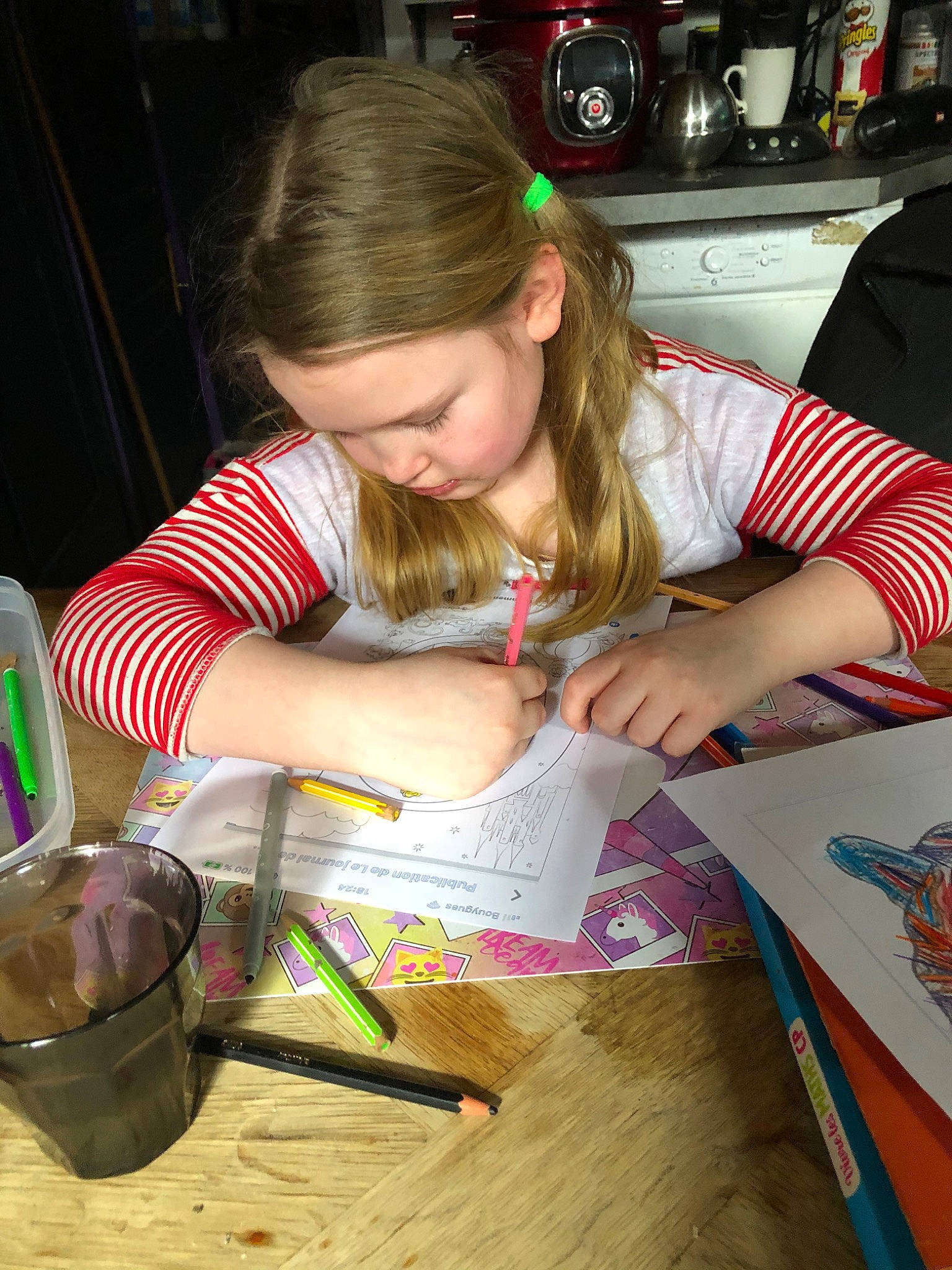 Celya a rejoint le concours — aidez-le/la à gagner de superbes lots ! child, fun, paper, person, play, toddler, writing_implement