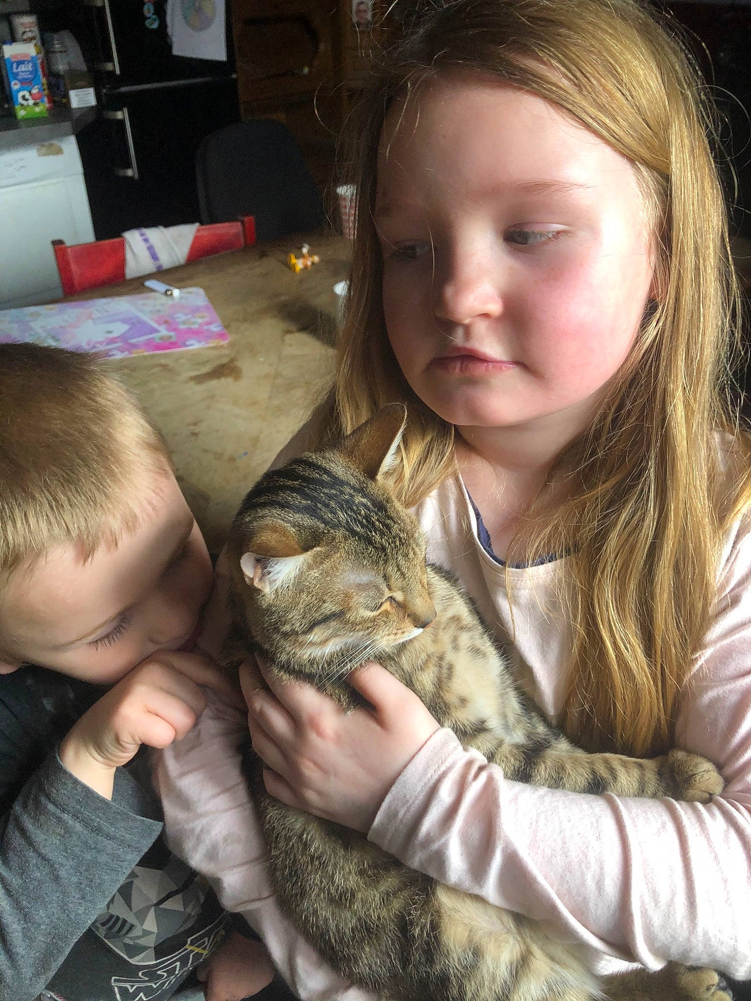 Celya a rejoint le concours — aidez-le/la à gagner de superbes lots ! child, finger, person