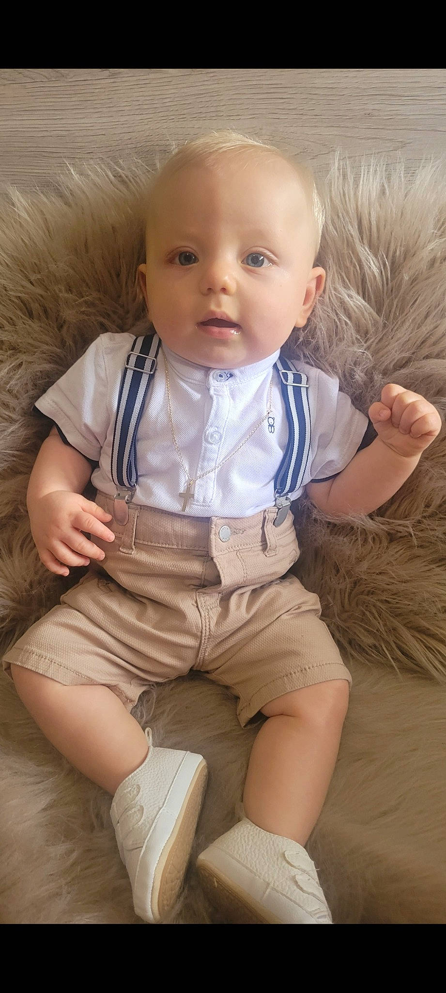 Ayden a rejoint le concours — aidez-le/la à gagner de superbes lots ! arm, baby, baby_toddler_clothing, cheek, child, chin, eye, face, facial_expression, finger, hairstyle, head, iris, person, sitting, skin, sleeve, standing, t_shirt, thigh