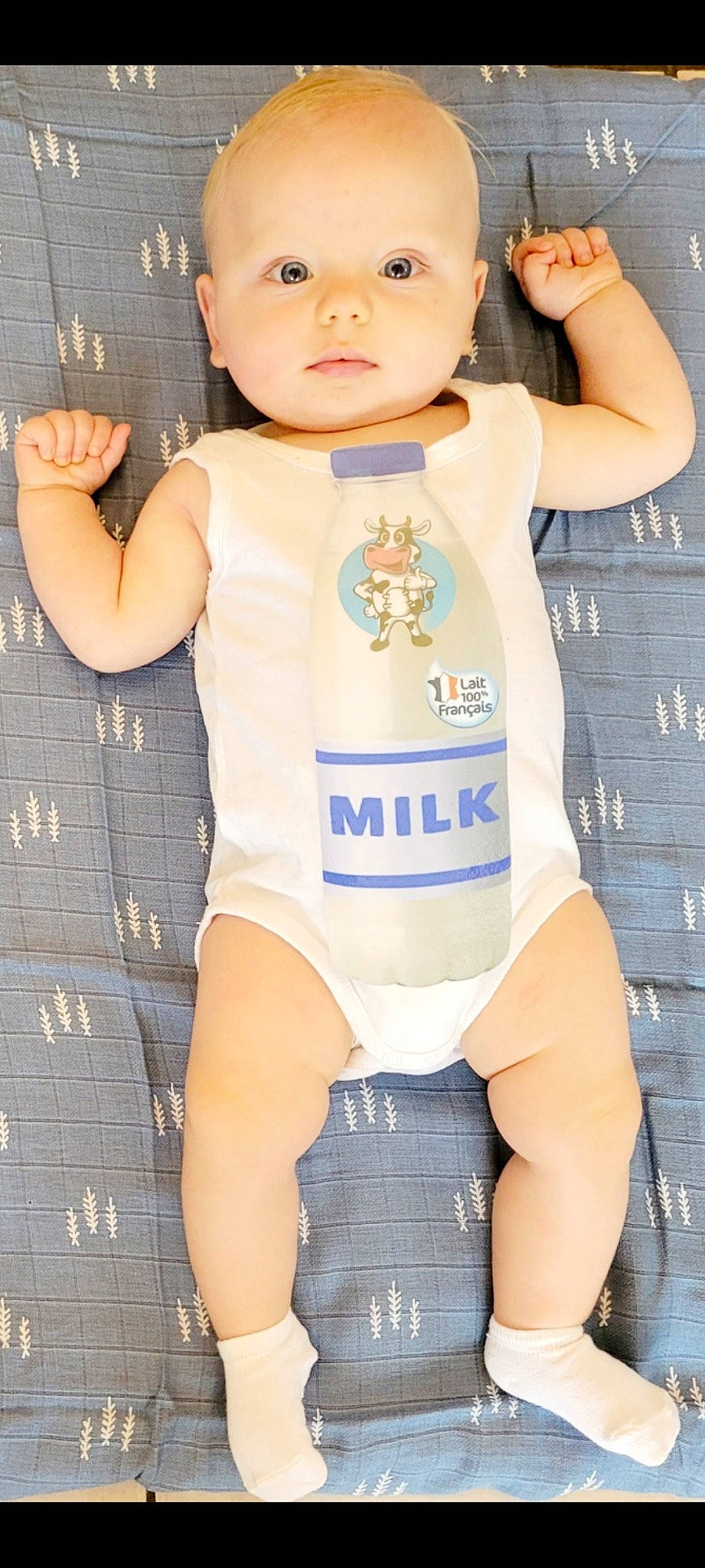 Ayden a rejoint le concours — aidez-le/la à gagner de superbes lots ! baby_toddler_clothing, blue, elbow, gesture, happy, jersey, joint, knee, muscle, neck, person, shorts, skin, sleeve, sportswear, t_shirt, textile, thigh, toddler, waist