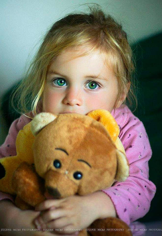 Léanna participe au concours pour gagner de l'argent avec cette photo : arm, cheek, eye, eyelash, face, fawn, finger, gesture, hair, hand, happy, human_body, iris, lip, mammal, mouth, nose, person, skin, toy