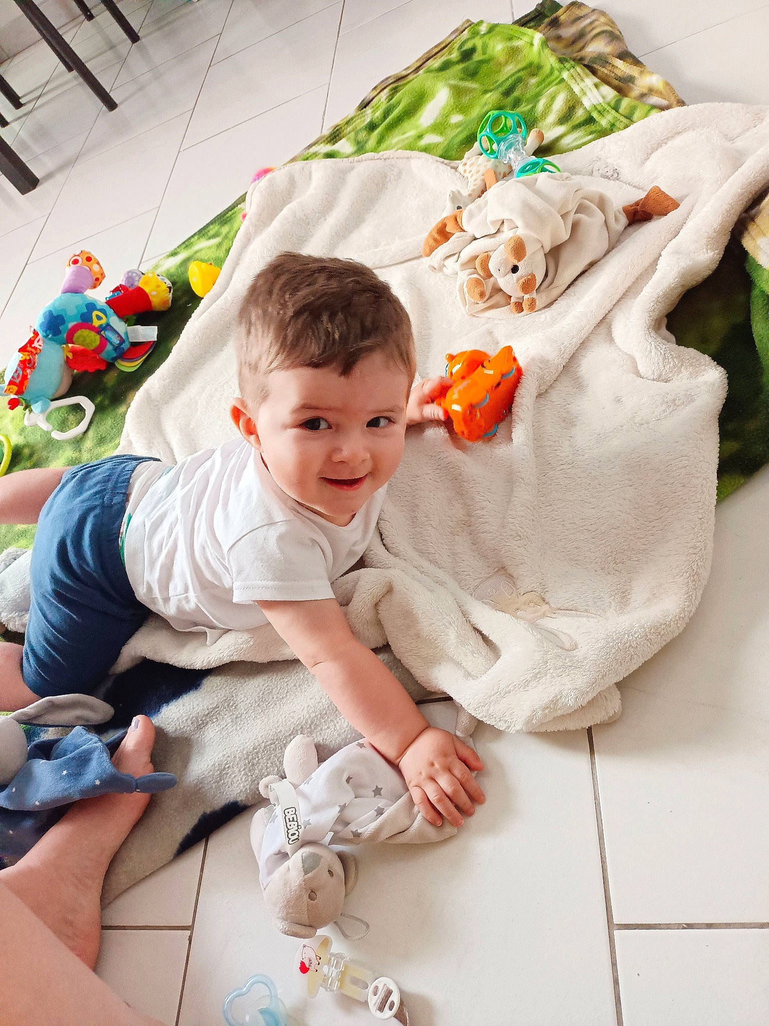 Kameron a rejoint le concours — aidez-le/la à gagner de superbes lots ! baby, baby_toddler_clothing, child, comfort, flooring, fun, happy, leisure, linens, pattern, person, play, room, shorts, sitting, sleeve, smile, t_shirt, toddler, vacation