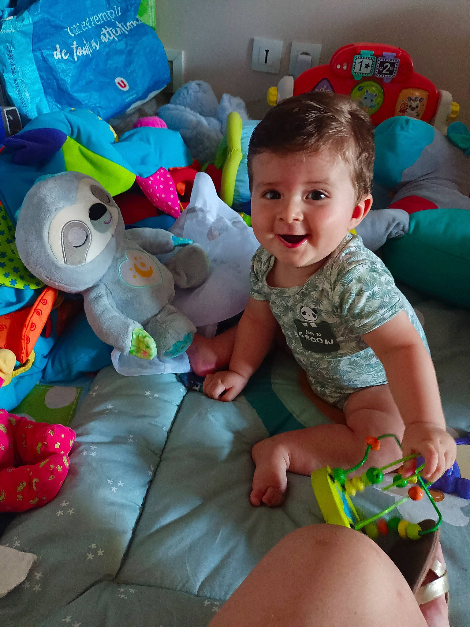 Kameron participe au concours pour gagner de l'argent avec cette photo : baby, baby_products, baby_toddler_clothing, child, comfort, event, eye, fun, happy, head, human_leg, joy, lap, leisure, person, pink, shorts, skin, smile, thigh