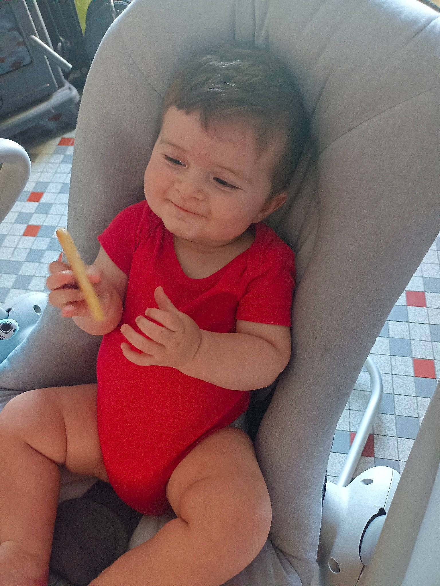 Kameron a rejoint le concours — aidez-le/la à gagner de superbes lots ! baby, baby_toddler_clothing, chest, comfort, finger, hairstyle, happy, human_body, joint, joy, knee, lap, leg, mouth, muscle, neck, person, shoulder, skin, smile