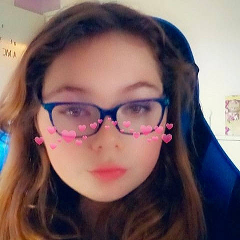 Evy participe au concours pour gagner de l'argent avec cette photo : cheek, chin, ear, eye_glass_accessory, eyebrow, eyelash, eyewear, facial_expression, forehead, glasses, head, iris, jaw, lip, mouth, nose, person, purple, skin, smile