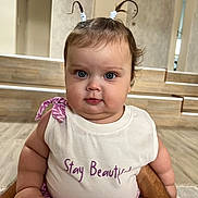 Mira participe au concours pour gagner de l'argent avec cette photo : baby, child, indoor, cute, pigtails, white_top, purple_clothing, chubby_cheeks, face, person, expression, sitting, floor, wooden_floor, steps, arms, hand, looking_at_camera, casual_clothing, portrait
