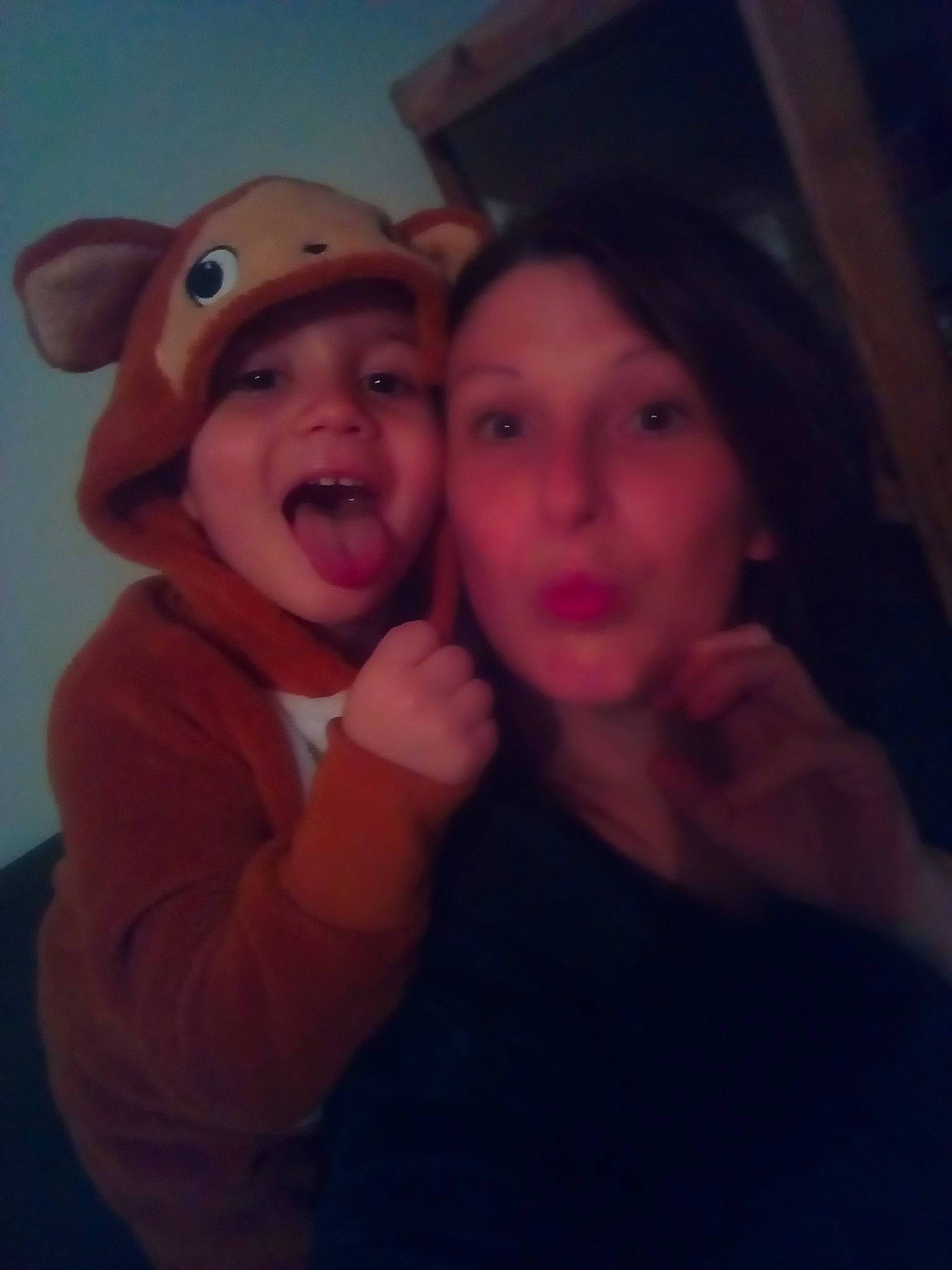 Justin participe au concours pour gagner de l'argent avec cette photo : cheek, child, cloud, cool, ear, eye, face, fun, gesture, happy, head, headwear, night, nose, people, person, photobombing, photography, selfie, sky