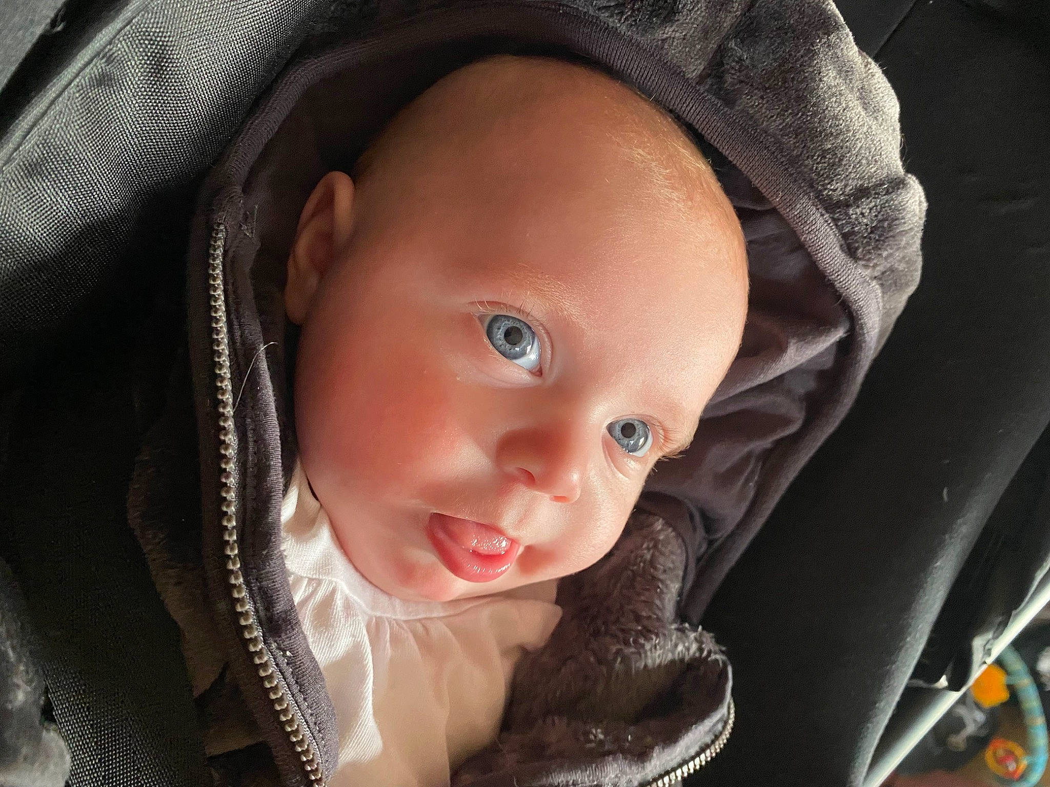 Livia a rejoint le concours — aidez-le/la à gagner de superbes lots ! baby, baby_carriage, baby_toddler_clothing, beauty, cap, cheek, eyebrow, eyelash, flash_photography, hat, headgear, iris, lip, mouth, nose, outerwear, person, product, skin, smile