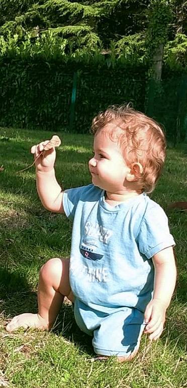 Mylo participe au concours pour gagner de l'argent avec cette photo : arm, baby, baby_toddler_clothing, blond, child, eye, fun, gesture, grass, grass_family, happy, lawn, leisure, people_in_nature, person, plant, smile, summer, t_shirt, thumb
