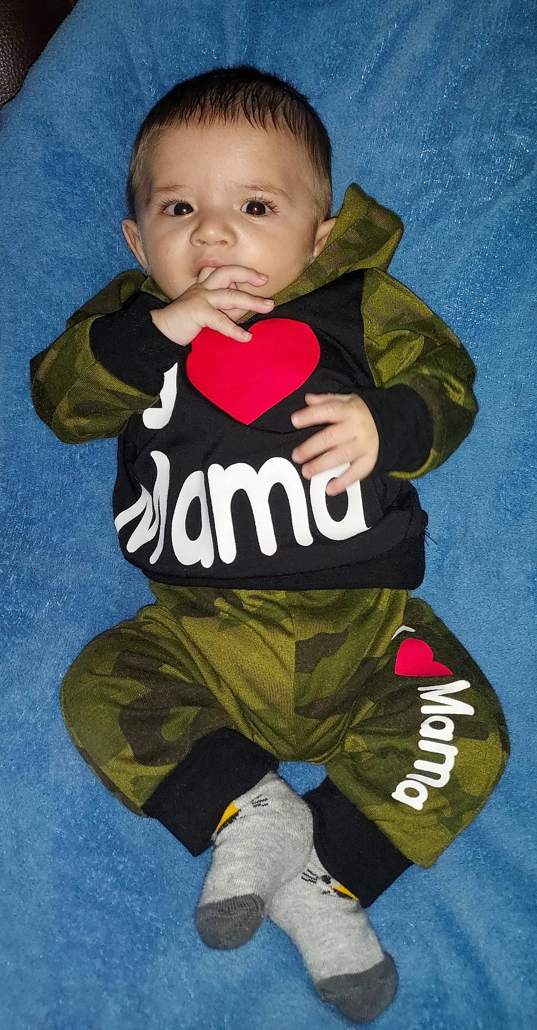 Mylo a rejoint le concours — aidez-le/la à gagner de superbes lots ! baby, baby_products, baby_toddler_clothing, cheek, child, font, gesture, happy, logo, pattern, person, sleeve, t_shirt, thumb, toddler