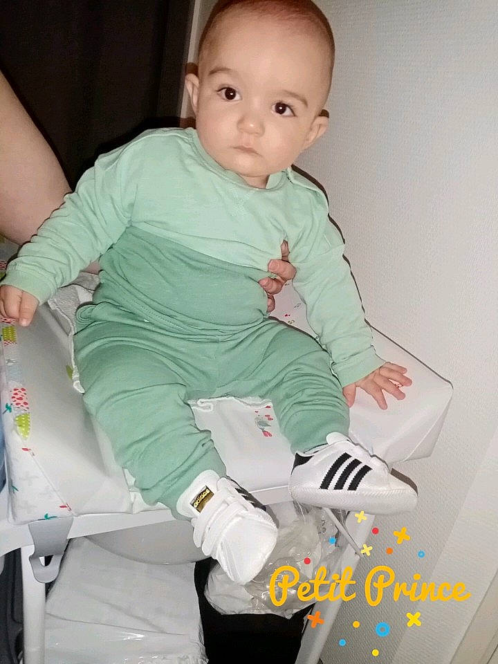 Imran participe au concours pour gagner de l'argent avec cette photo : baby, baby_carriage, baby_products, baby_safety, baby_toddler_clothing, cheek, child, comfort, elbow, finger, human_leg, joint, knee, leg, person, product, sitting, sleeve, thigh, thumb