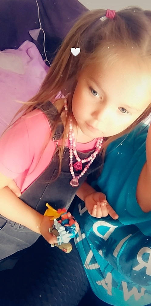 Chelsea a rejoint le concours — aidez-le/la à gagner de superbes lots ! baby_toddler_clothing, beauty, cool, electric_blue, eyelash, finger, fun, hairstyle, hand, happy, iris, jewellery, mouth, nail, organ, person, skin, snapshot, t_shirt, toddler