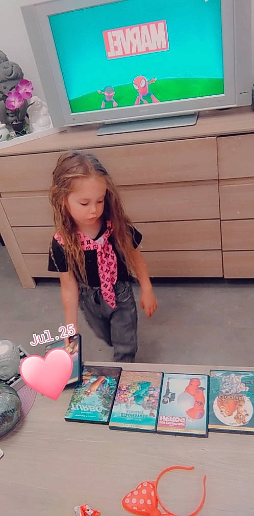 Chelsea a rejoint le concours — aidez-le/la à gagner de superbes lots ! balloon, blue, cabinetry, child, event, flooring, fun, green, houseplant, leisure, person, photograph, pink, play, purple, room, sitting, snapshot, television, toddler