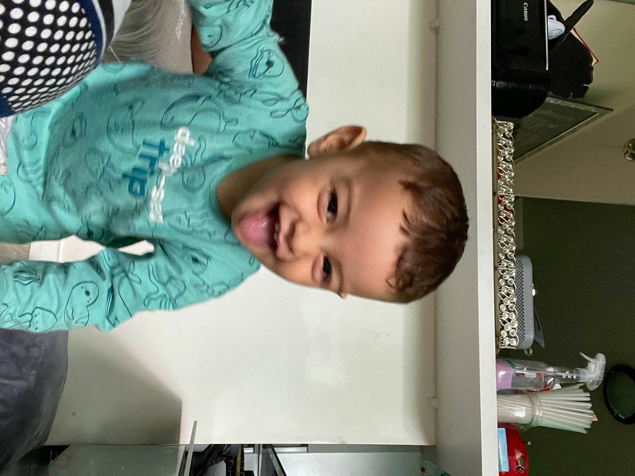 Rayan a rejoint le concours — aidez-le/la à gagner de superbes lots ! baby, child, comfort, cool, elbow, fun, happy, mouth, nose, person, room, sitting, smile, t_shirt, toddler