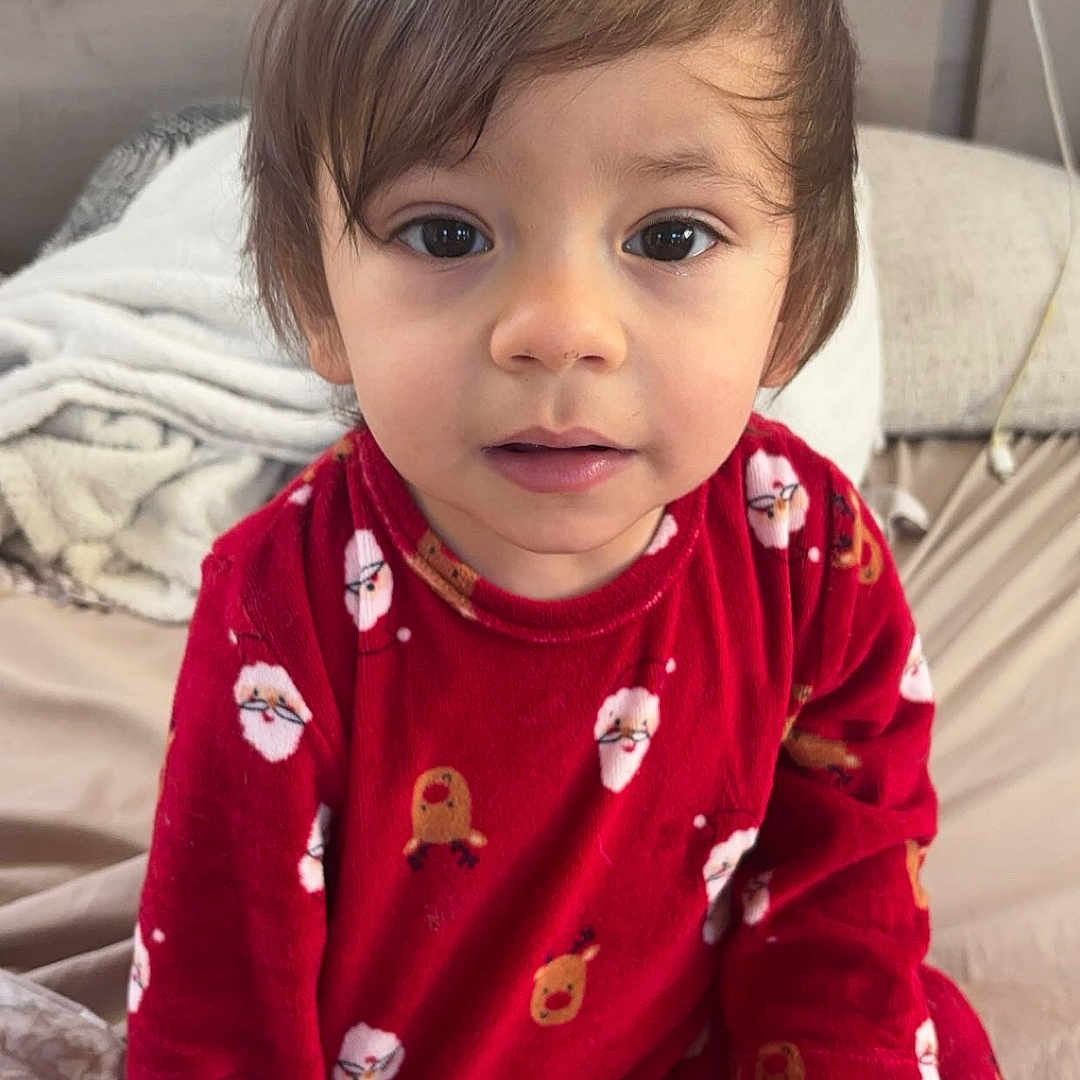 Eden a rejoint le concours — aidez-le/la à gagner de superbes lots ! baby, bed, bedroom, bodypart, clothing, couch, cushion, face, finger, furniture, happy, head, homedecor, indoors, pajamas, person, photography, portrait, room, smile