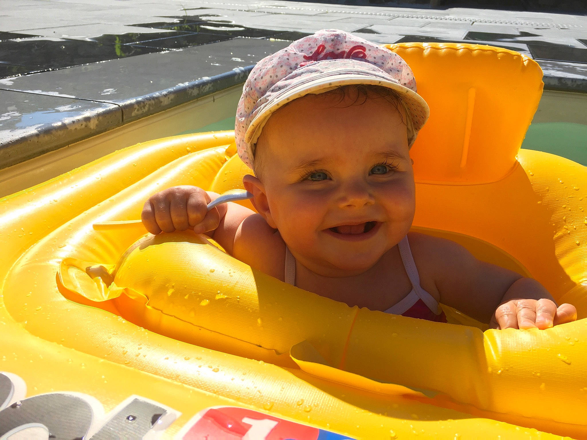 Julia a rejoint le concours — aidez-le/la à gagner de superbes lots ! automotive_exterior, baby, baby_float, baby_toddler_clothing, child, face, fun, happy, hat, head, joy, leisure, outdoor_recreation, person, personal_protective_equipment, recreation, skin, smile, summer, toddler