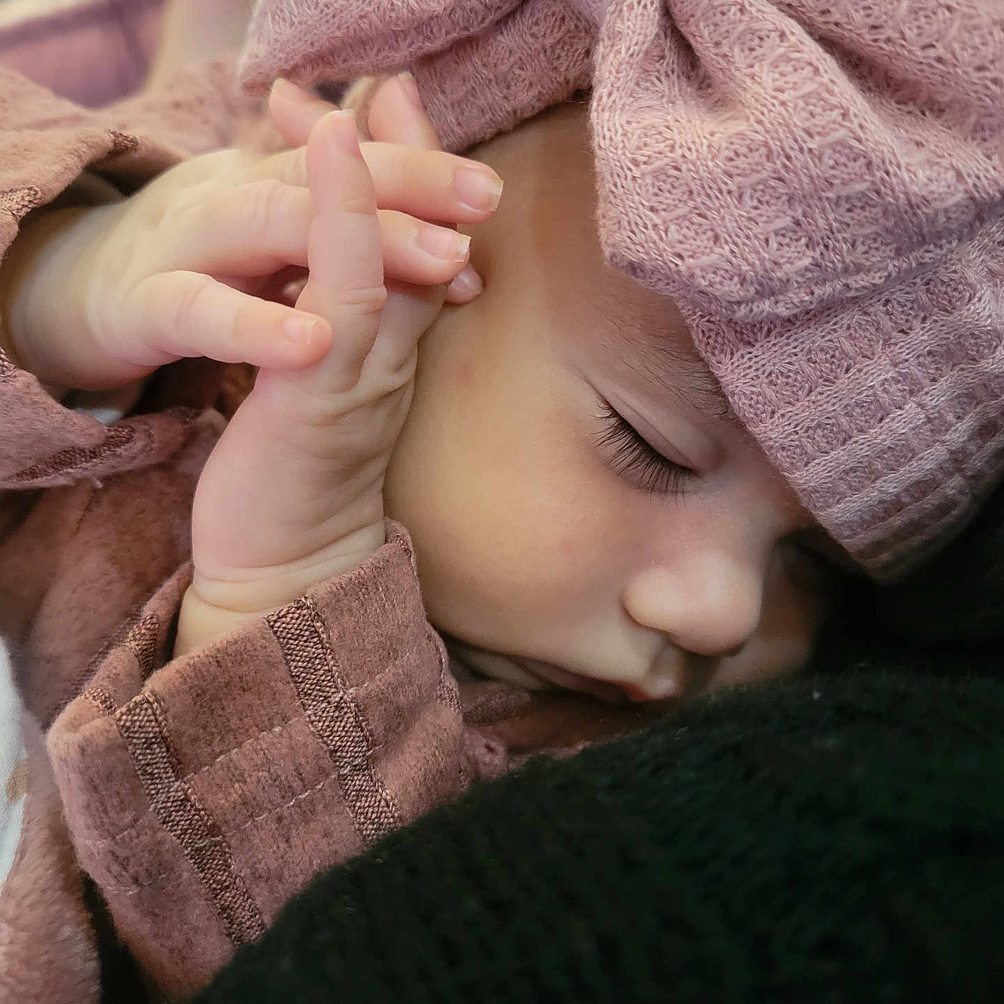Amaya a rejoint le concours — aidez-le/la à gagner de superbes lots ! baby, child, close_up, clothing, cozy, cute, face, fingers, hand, headband, infant, knitted_bow, peaceful, pink, portrait, resting, sleeping, soft_texture, toddler, warm