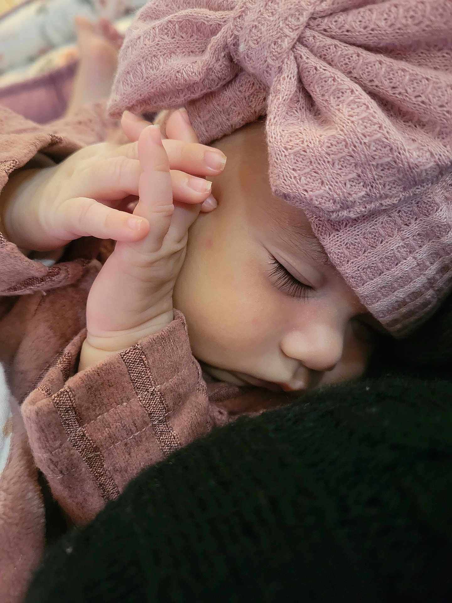 Amaya a rejoint le concours — aidez-le/la à gagner de superbes lots ! baby, sleeping, close_up, face, hand, knitted_bow, headband, pink, cozy, soft_texture, child, peaceful, resting, infant, cute, portrait, warm, clothing, fingers, toddler