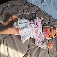 Amaya participe au concours pour gagner de l'argent avec cette photo : baby, infant, pacifier, headband, blanket, quilt, clothing, pink, white, heart_pattern, lying_down, indoors, cute, child, newborn, soft_lighting, relaxed, portrait, baby_girl, cozy